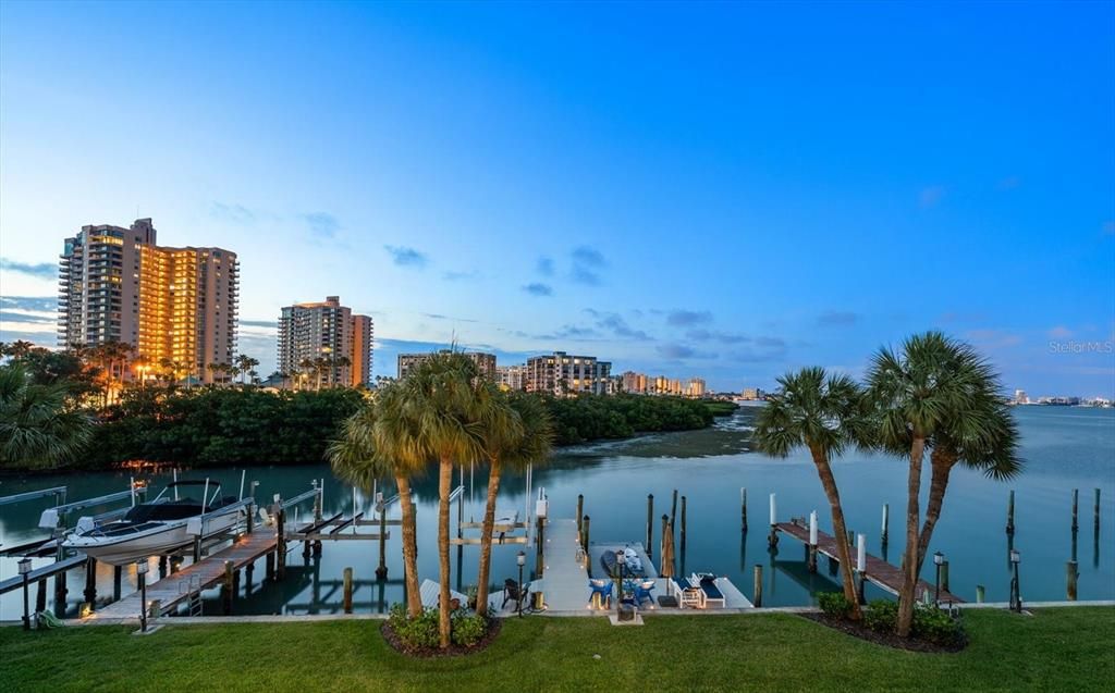 En Venta: $1,050,000 (3 camas, 3 baños, 2150 Pies cuadrados)