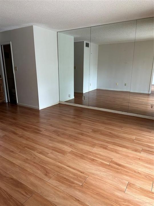 For Sale: $128,900 (2 beds, 2 baths, 1033 Square Feet)