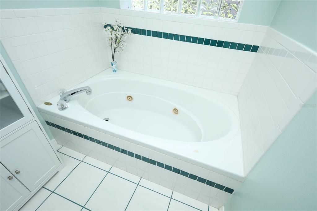На продажу: $399,900 (3 спален, 2 ванн, 2649 Квадратных фут)