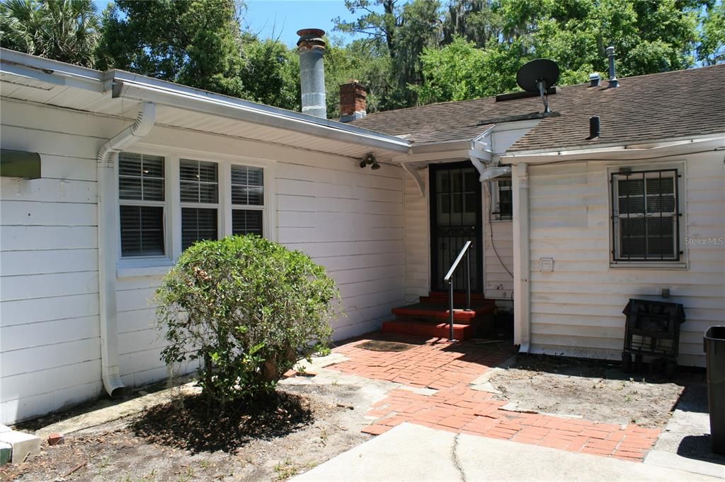 For Sale: $539,950 (5 beds, 3 baths, 2000 Square Feet)