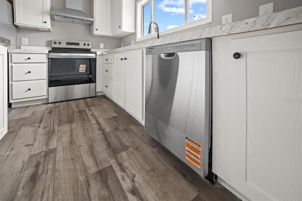 For Sale: $269,975 (3 beds, 2 baths, 1369 Square Feet)