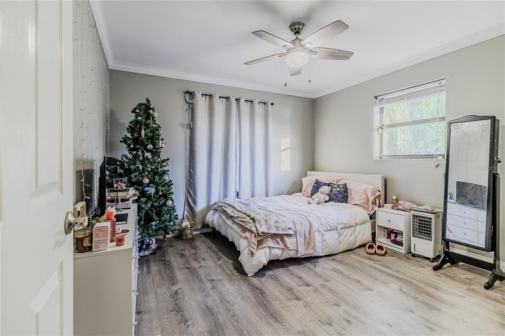 Activo con contrato: $599,000 (4 camas, 2 baños, 2163 Pies cuadrados)