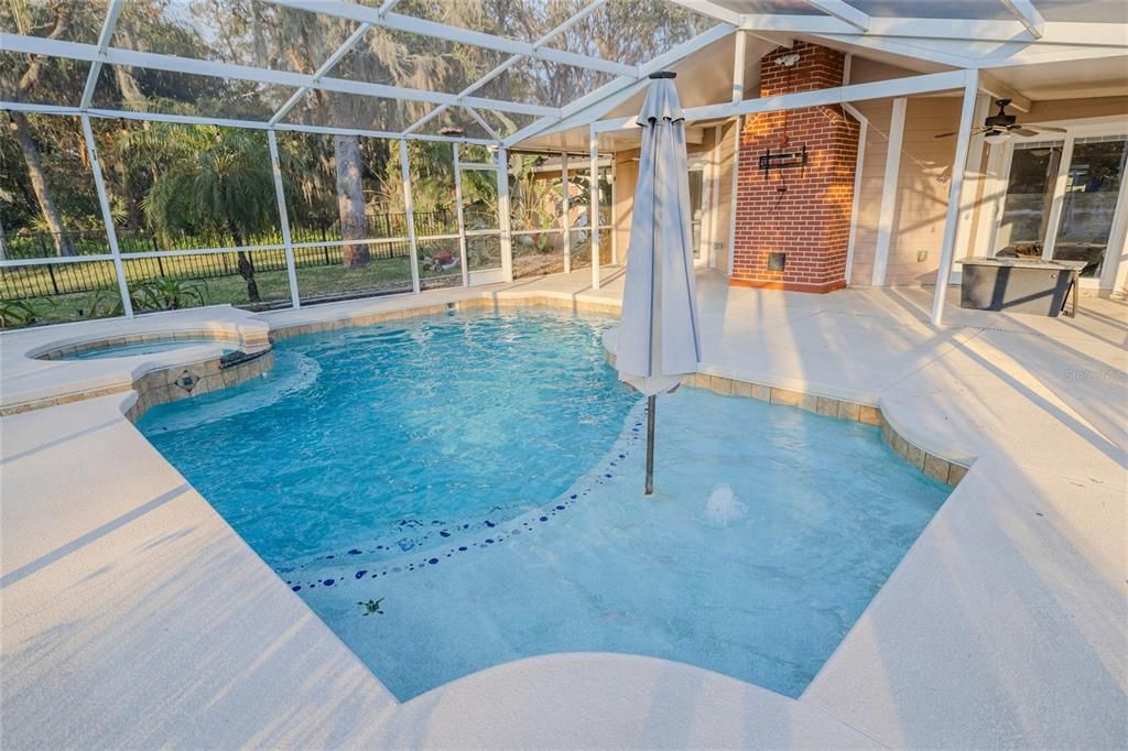 Activo con contrato: $599,000 (4 camas, 2 baños, 2163 Pies cuadrados)