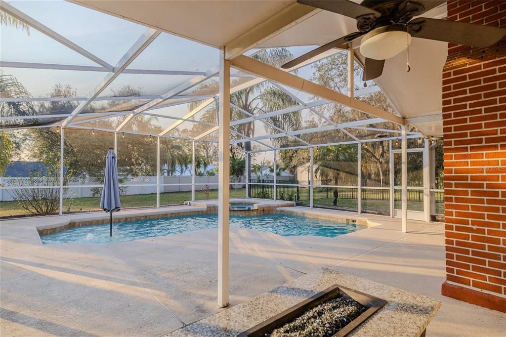 Activo con contrato: $599,000 (4 camas, 2 baños, 2163 Pies cuadrados)