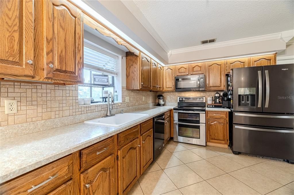 Activo con contrato: $599,000 (4 camas, 2 baños, 2163 Pies cuadrados)