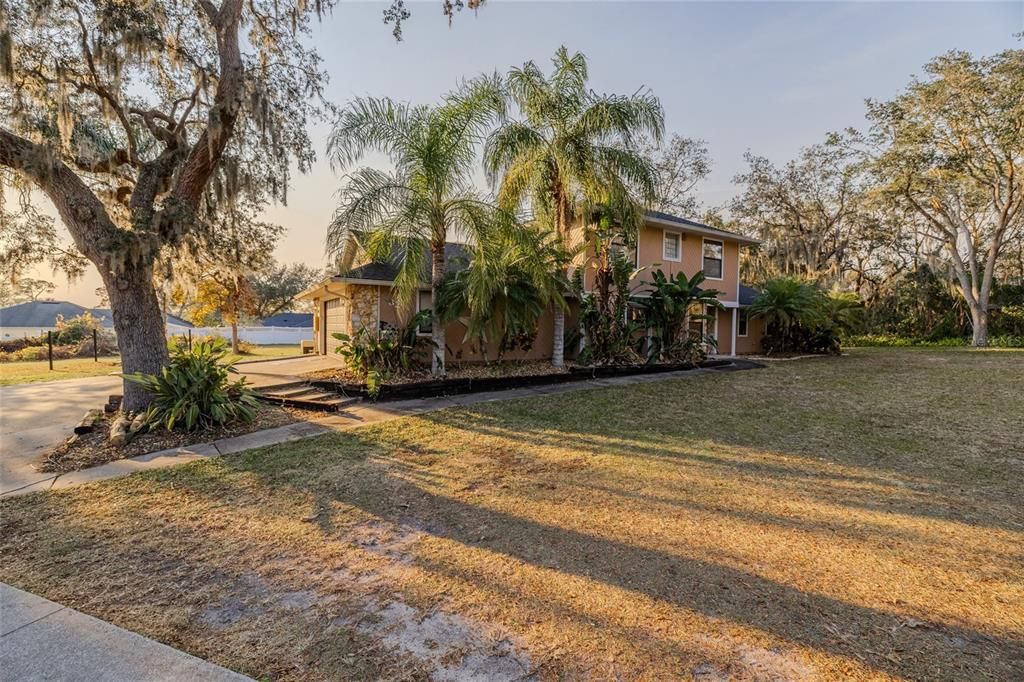 Activo con contrato: $599,000 (4 camas, 2 baños, 2163 Pies cuadrados)