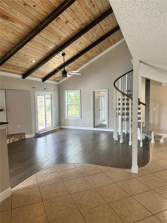 Activo con contrato: $599,000 (4 camas, 2 baños, 2163 Pies cuadrados)