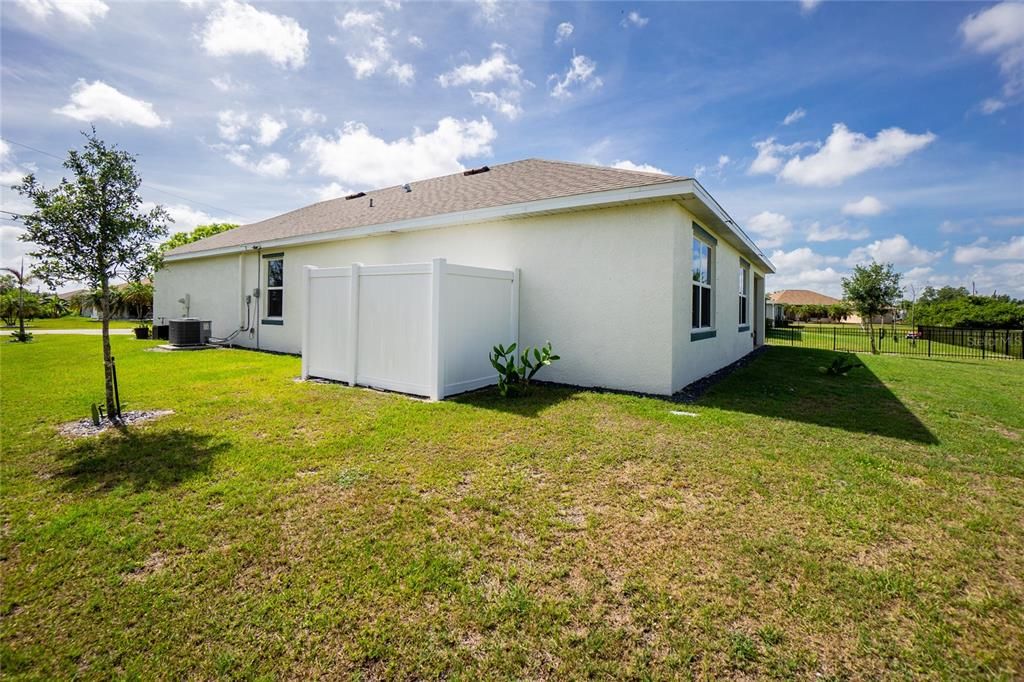 На продажу: $329,900 (4 спален, 2 ванн, 1828 Квадратных фут)