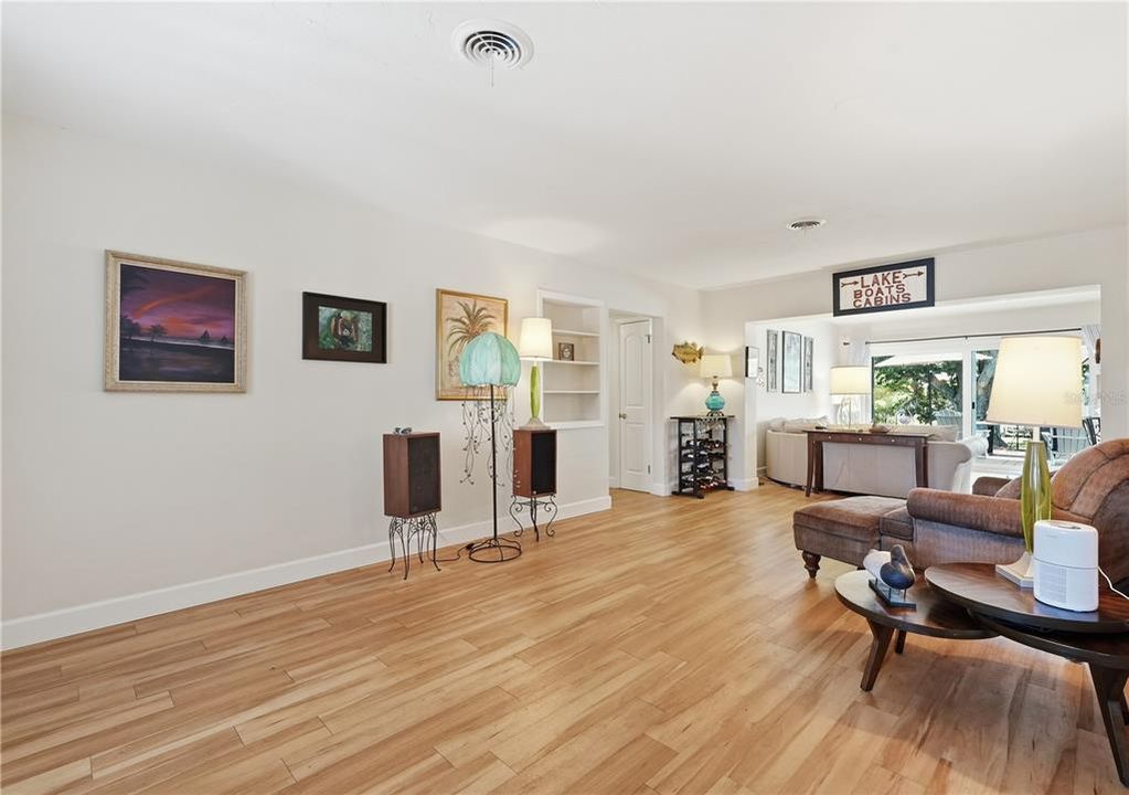 For Sale: $425,000 (2 beds, 2 baths, 1310 Square Feet)