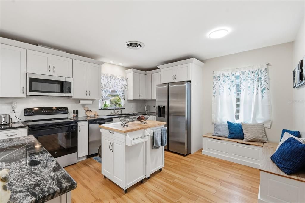 For Sale: $425,000 (2 beds, 2 baths, 1310 Square Feet)