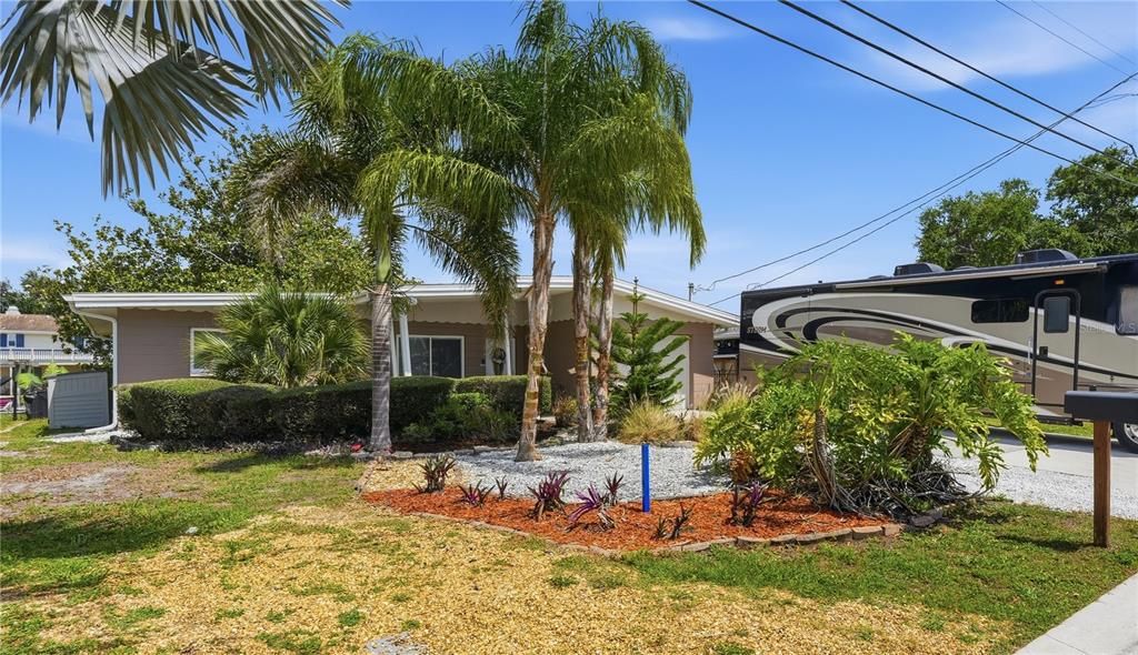 For Sale: $425,000 (2 beds, 2 baths, 1310 Square Feet)