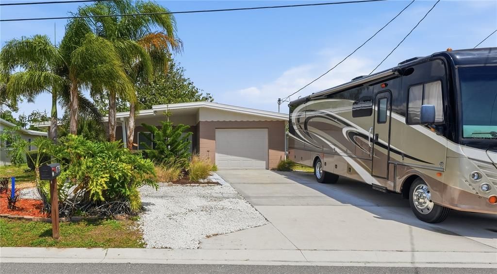 For Sale: $425,000 (2 beds, 2 baths, 1310 Square Feet)