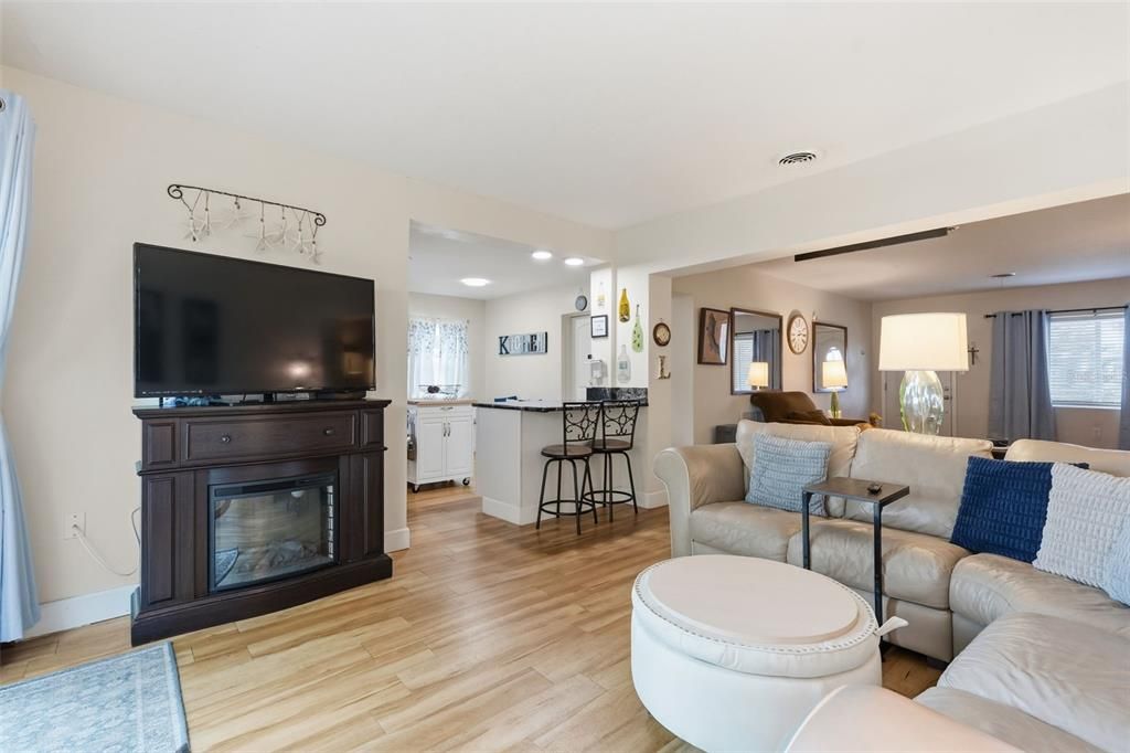 For Sale: $425,000 (2 beds, 2 baths, 1310 Square Feet)