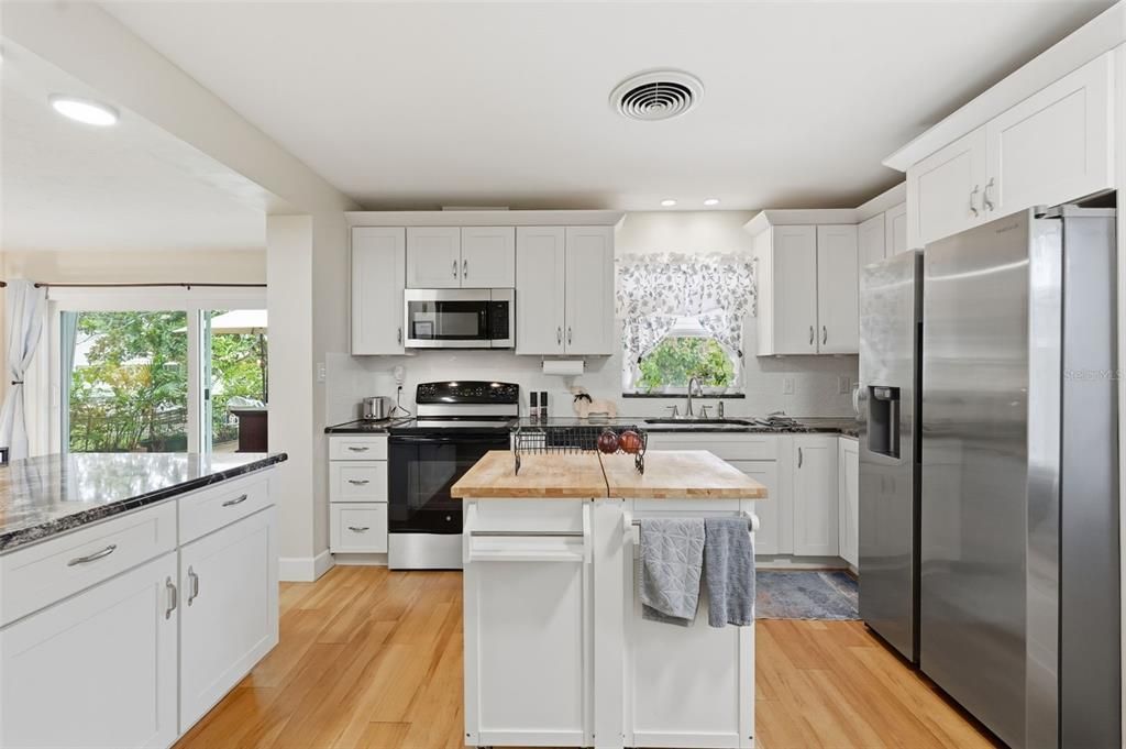 For Sale: $425,000 (2 beds, 2 baths, 1310 Square Feet)