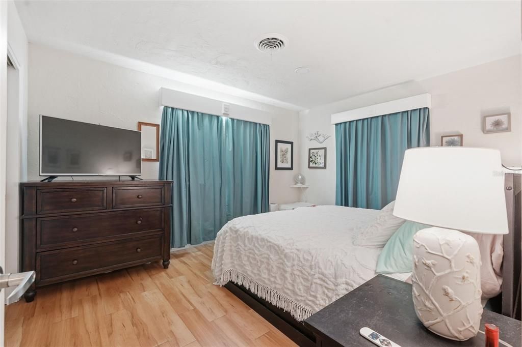 For Sale: $425,000 (2 beds, 2 baths, 1310 Square Feet)