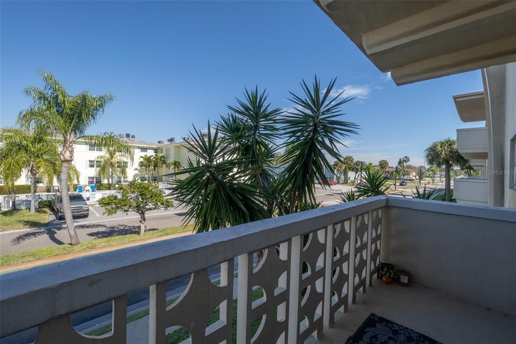 For Sale: $155,000 (1 beds, 1 baths, 680 Square Feet)