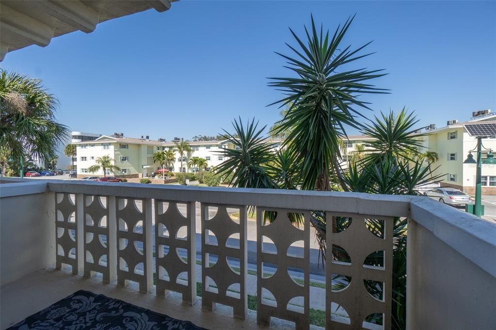For Sale: $155,000 (1 beds, 1 baths, 680 Square Feet)