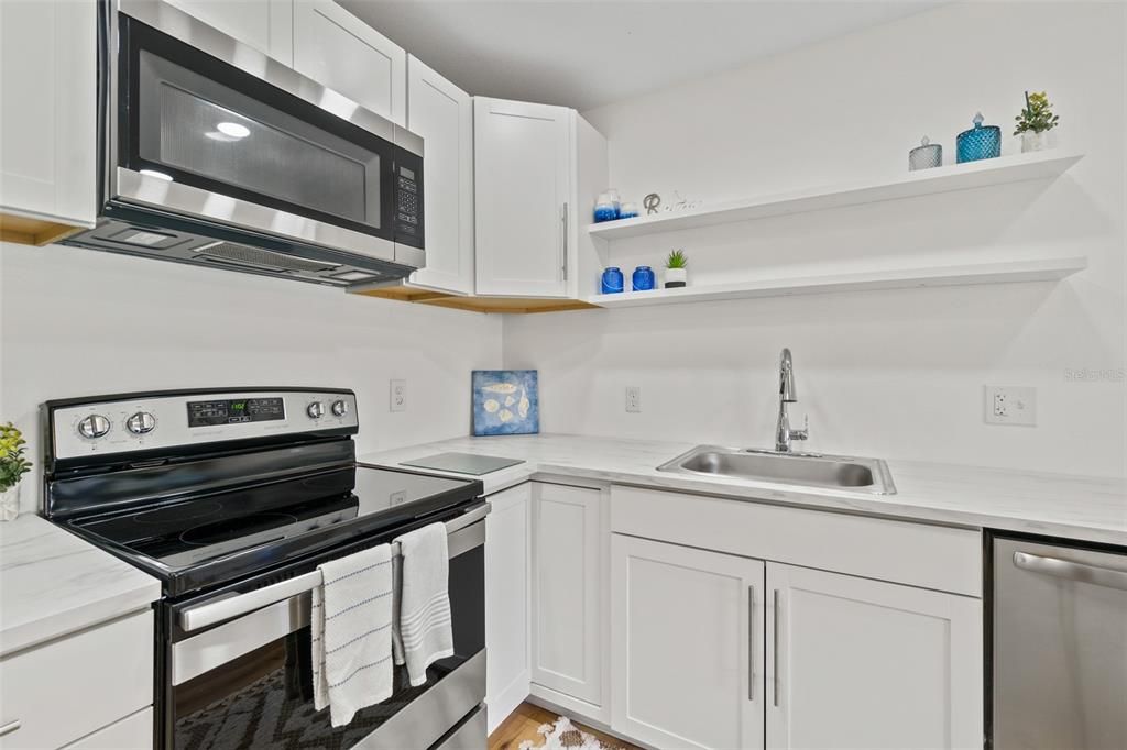 For Sale: $155,000 (1 beds, 1 baths, 680 Square Feet)