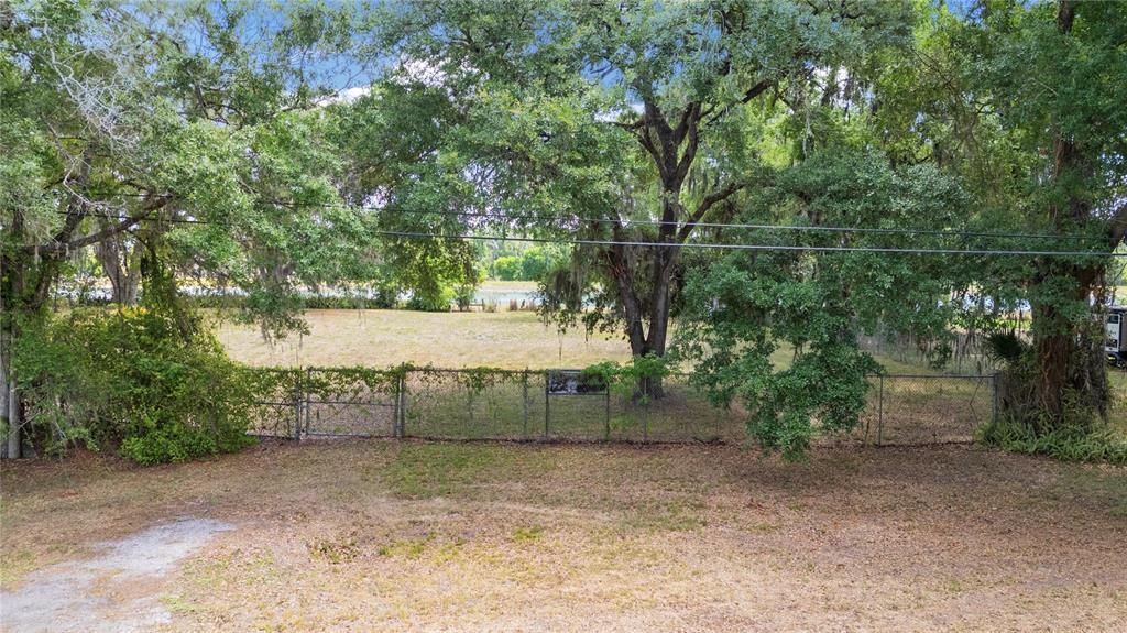 На продажу: $599,000 (0.84 acres)
