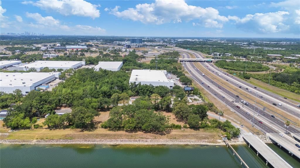На продажу: $599,000 (0.84 acres)