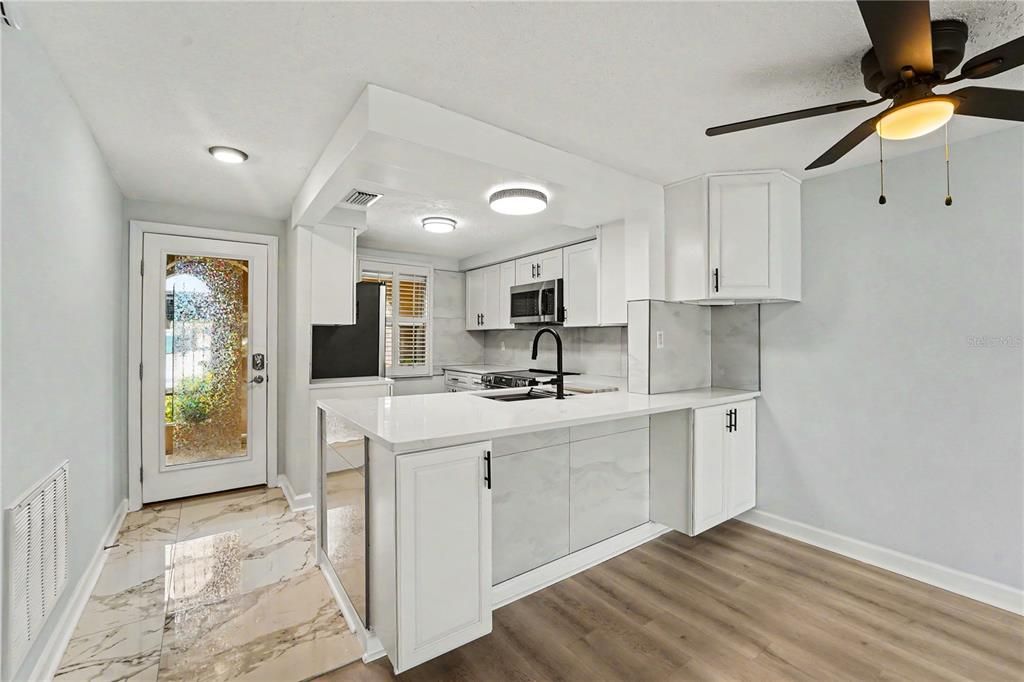 For Sale: $115,000 (2 beds, 1 baths, 975 Square Feet)