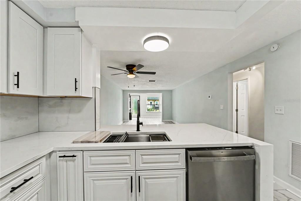 For Sale: $115,000 (2 beds, 1 baths, 975 Square Feet)