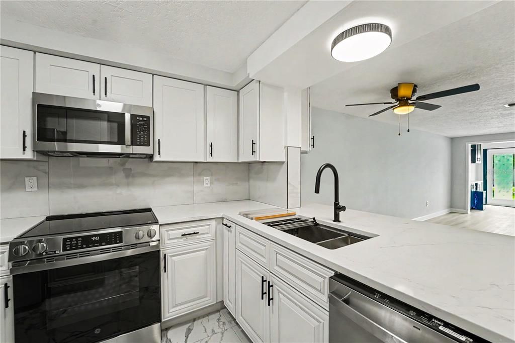 For Sale: $115,000 (2 beds, 1 baths, 975 Square Feet)