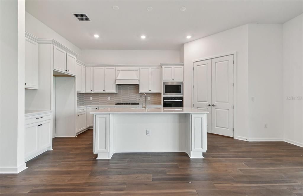 For Sale: $563,500 (3 beds, 3 baths, 2635 Square Feet)