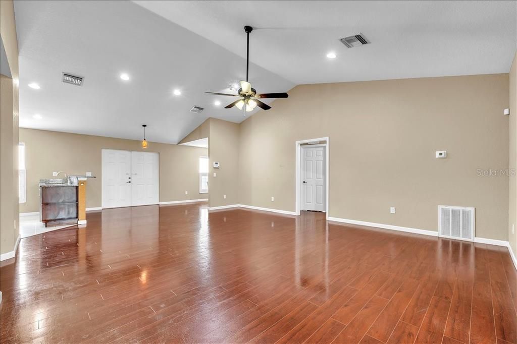 На продажу: $589,900 (3 спален, 3 ванн, 2015 Квадратных фут)