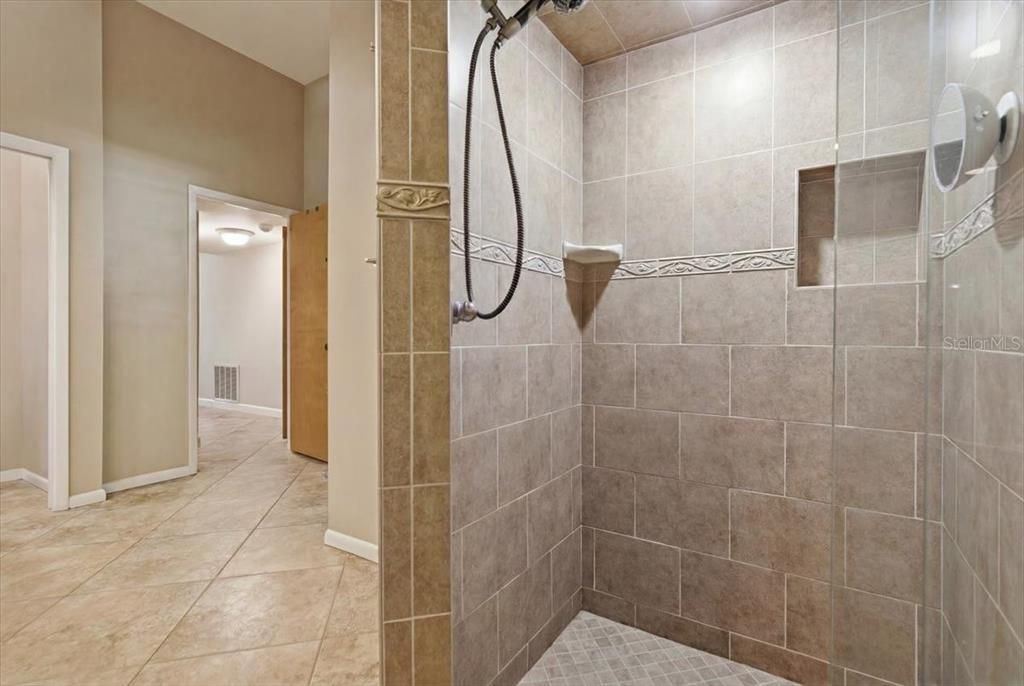 Active With Contract: $995,900 (5 beds, 3 baths, 3224 Square Feet)