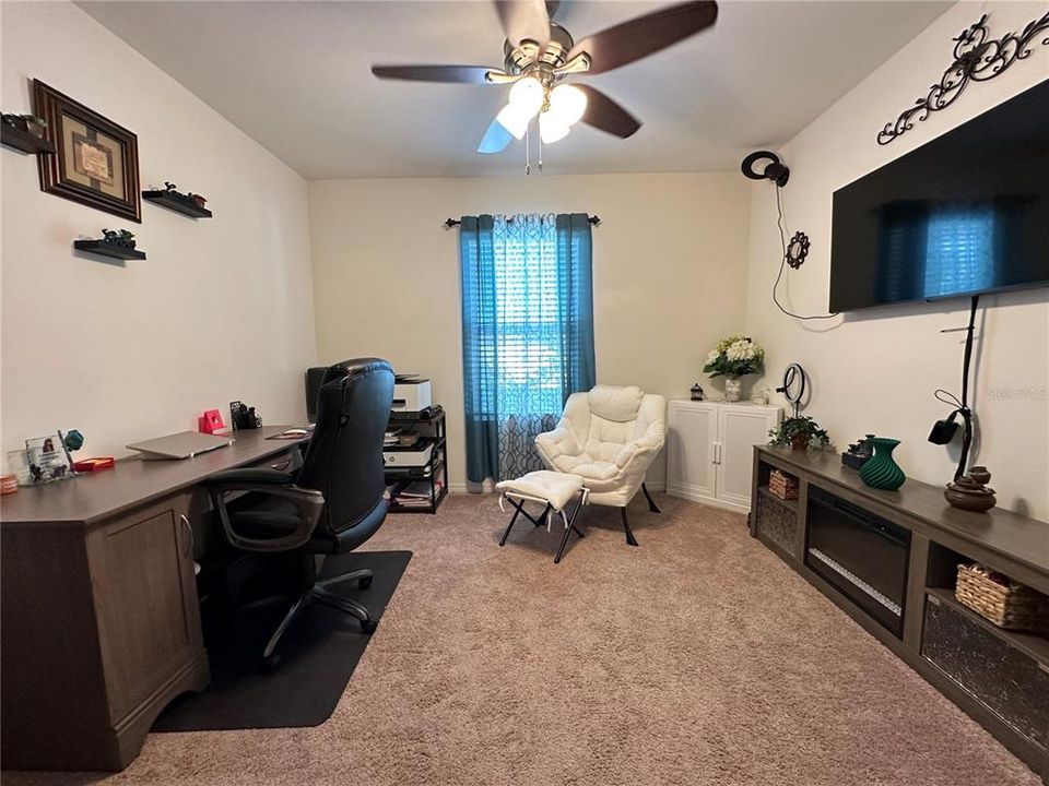 En Venta: $355,000 (4 camas, 2 baños, 1828 Pies cuadrados)