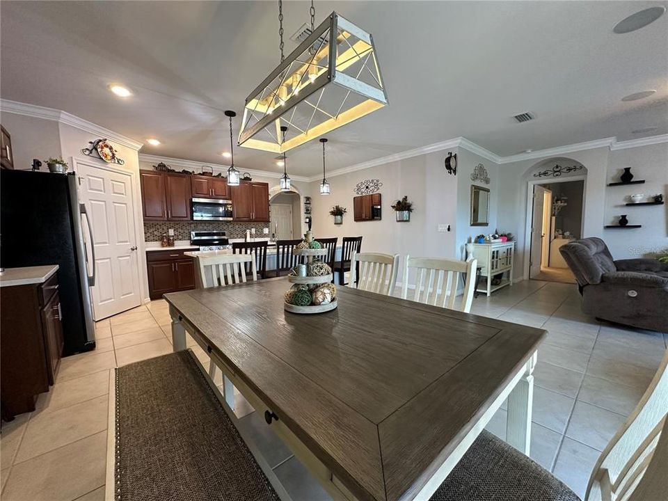 En Venta: $355,000 (4 camas, 2 baños, 1828 Pies cuadrados)