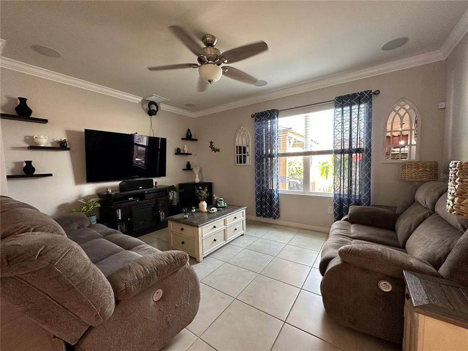 En Venta: $355,000 (4 camas, 2 baños, 1828 Pies cuadrados)