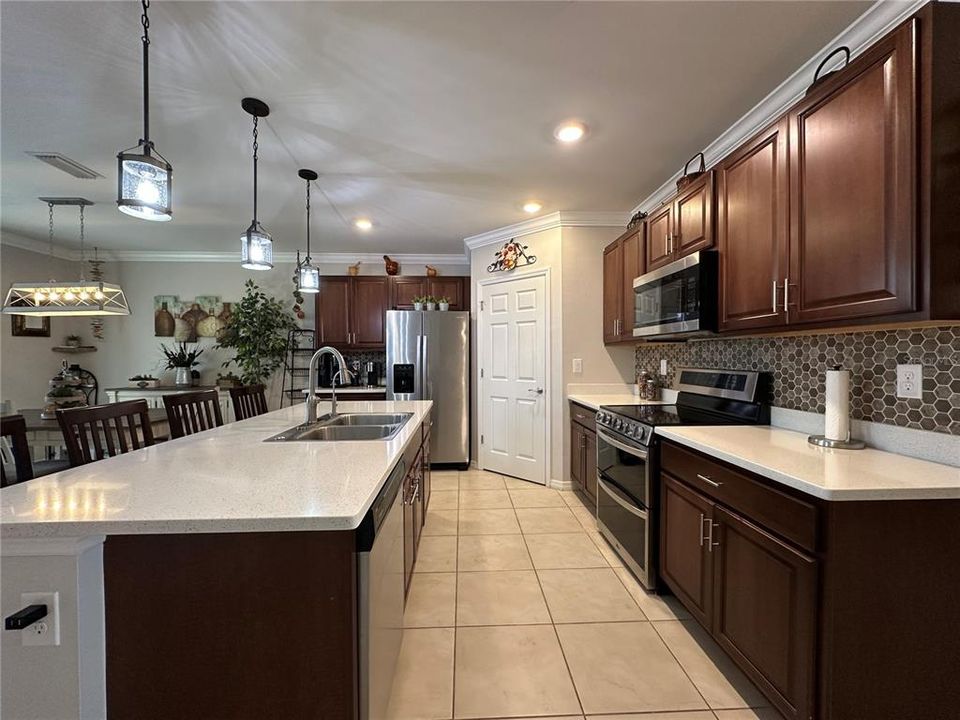 En Venta: $355,000 (4 camas, 2 baños, 1828 Pies cuadrados)