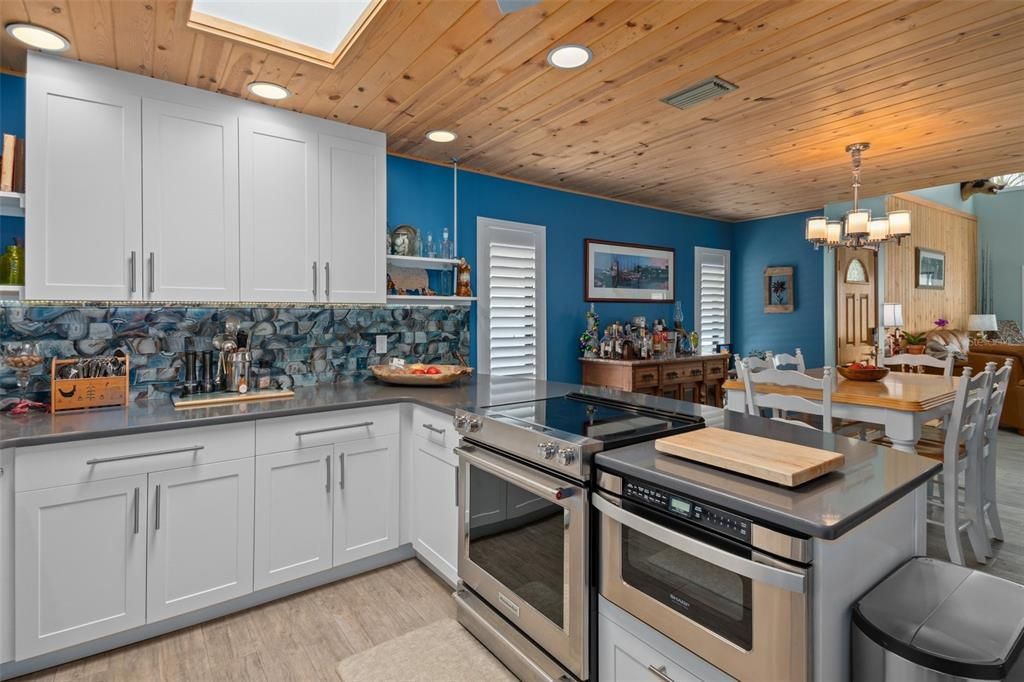 For Sale: $899,000 (3 beds, 2 baths, 1976 Square Feet)