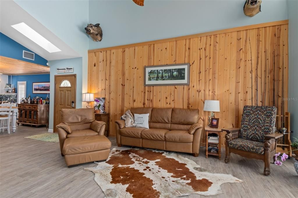 For Sale: $899,000 (3 beds, 2 baths, 1976 Square Feet)