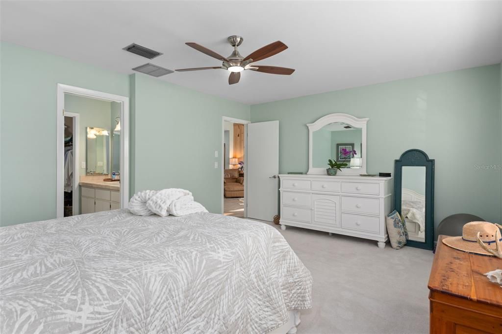 For Sale: $899,000 (3 beds, 2 baths, 1976 Square Feet)