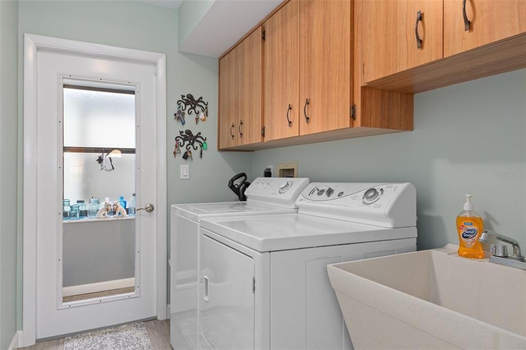 For Sale: $899,000 (3 beds, 2 baths, 1976 Square Feet)