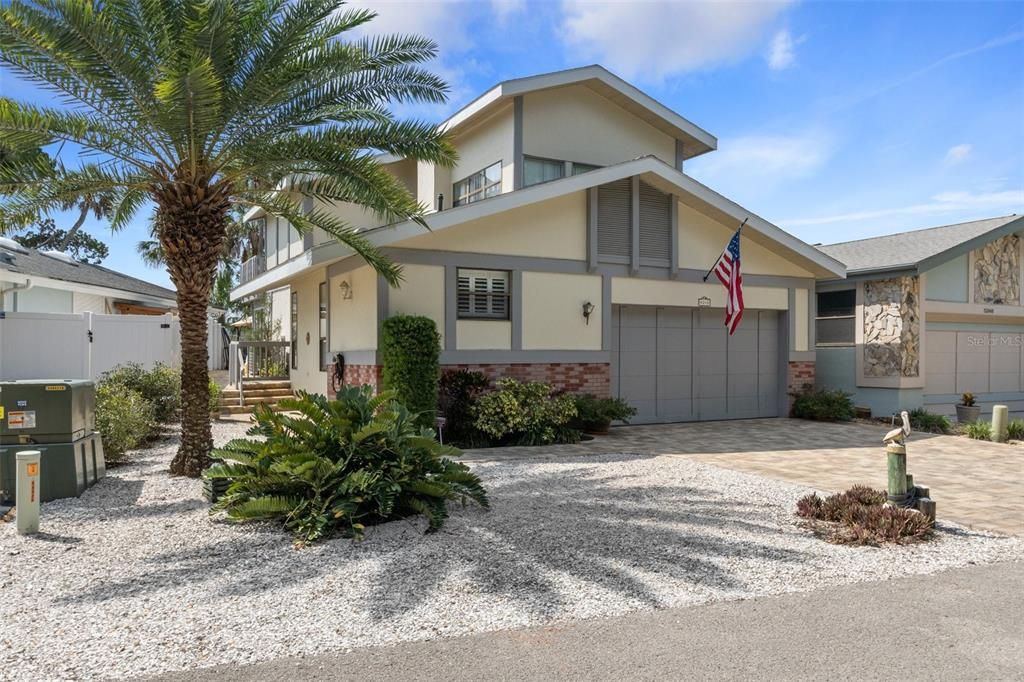 For Sale: $899,000 (3 beds, 2 baths, 1976 Square Feet)