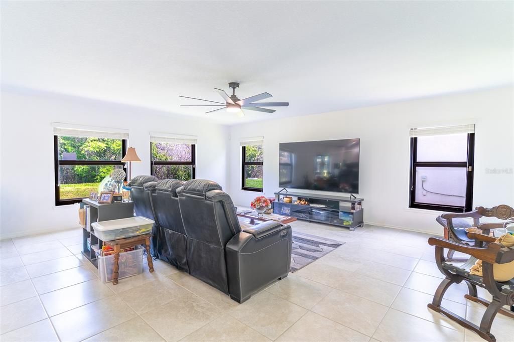 En Venta: $440,000 (4 camas, 2 baños, 3108 Pies cuadrados)