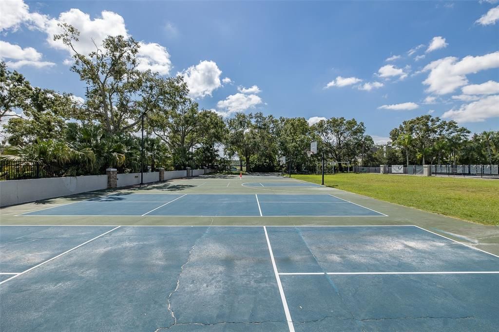 Activo con contrato: $719,900 (4 camas, 2 baños, 2718 Pies cuadrados)