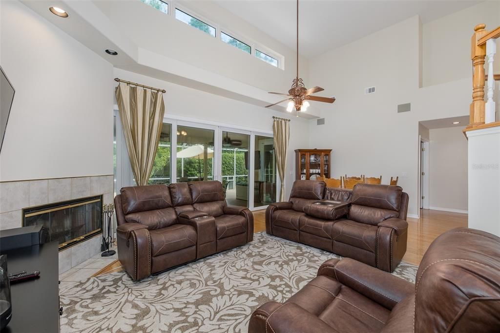 Activo con contrato: $719,900 (4 camas, 2 baños, 2718 Pies cuadrados)