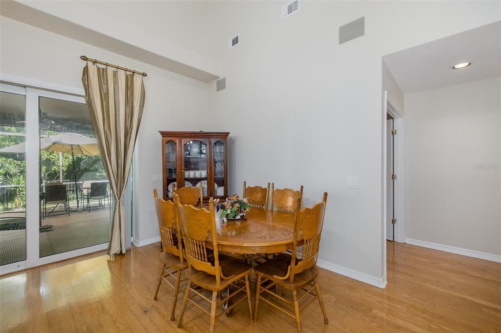 Activo con contrato: $719,900 (4 camas, 2 baños, 2718 Pies cuadrados)