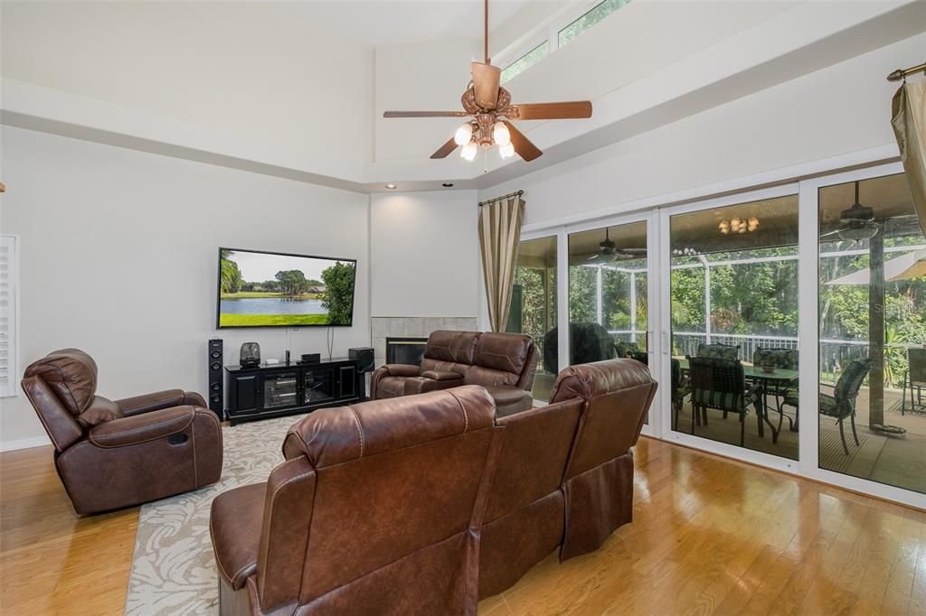 Activo con contrato: $719,900 (4 camas, 2 baños, 2718 Pies cuadrados)