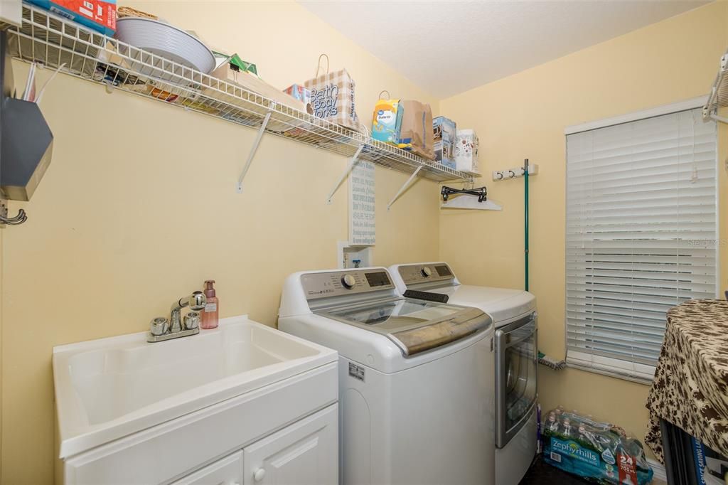 Activo con contrato: $719,900 (4 camas, 2 baños, 2718 Pies cuadrados)