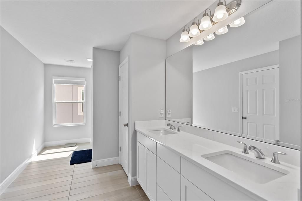 En Venta: $665,000 (4 camas, 3 baños, 3166 Pies cuadrados)