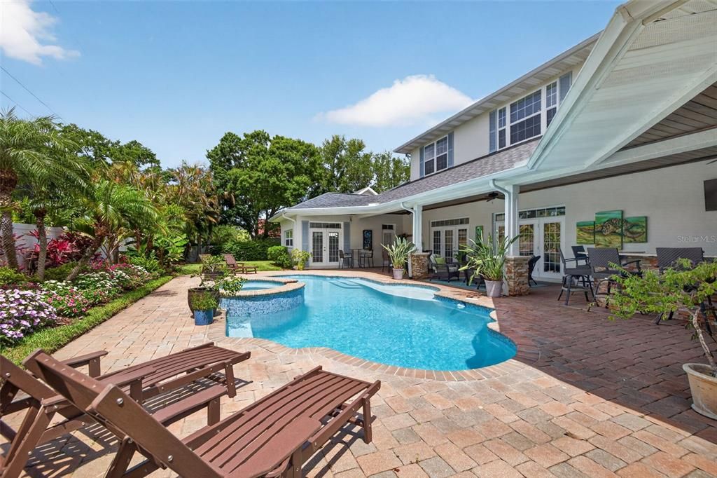 For Sale: $3,325,000 (6 beds, 4 baths, 5748 Square Feet)