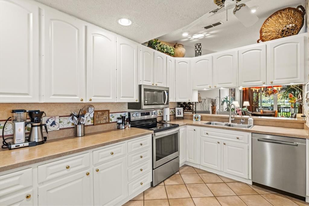 For Sale: $335,000 (2 beds, 2 baths, 1217 Square Feet)