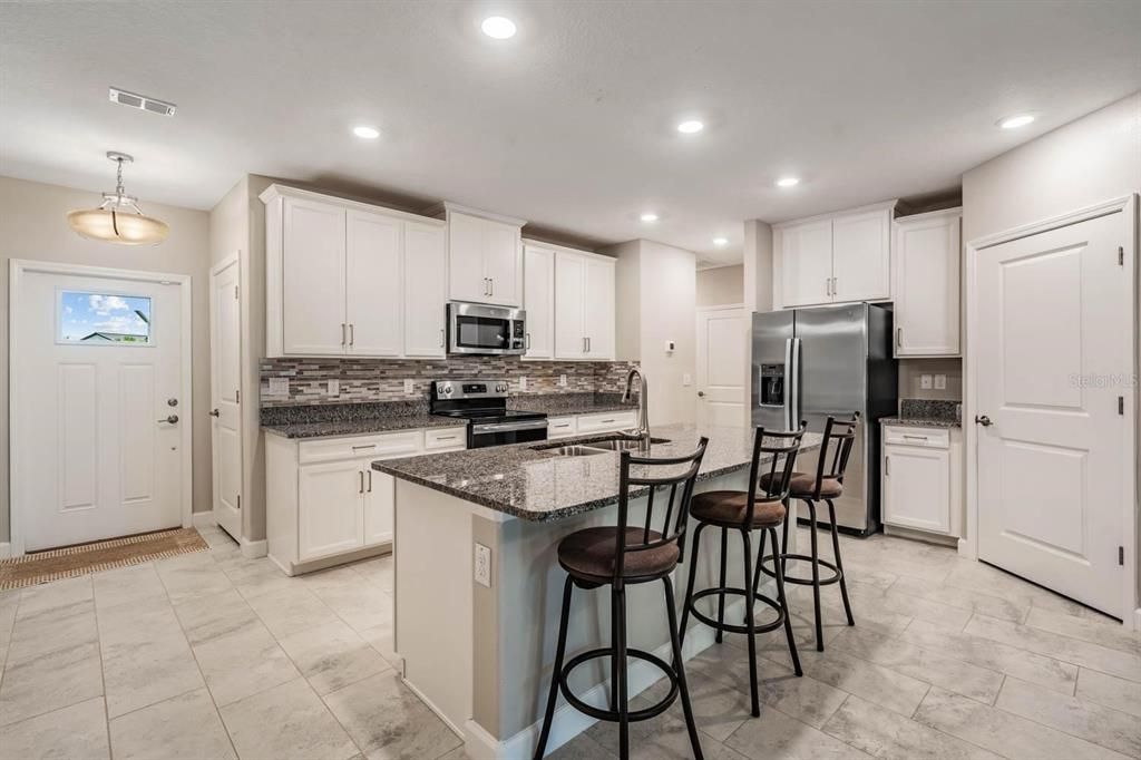 For Sale: $275,000 (2 beds, 2 baths, 1747 Square Feet)