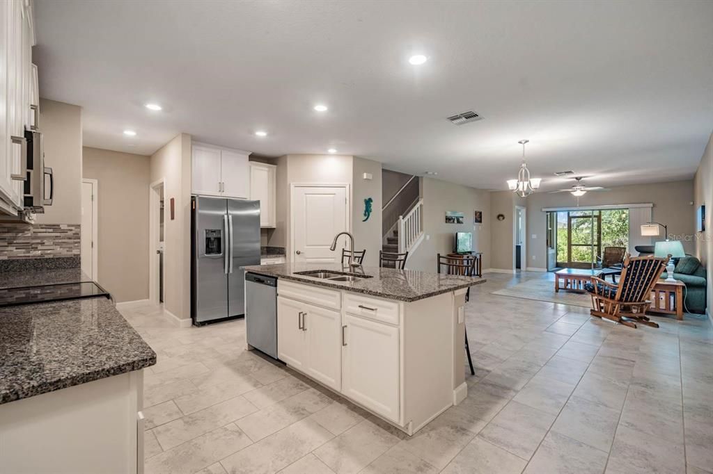 For Sale: $275,000 (2 beds, 2 baths, 1747 Square Feet)